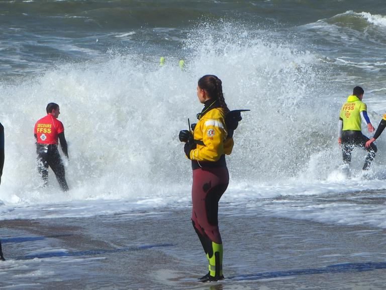 Nora shorebreak en fond